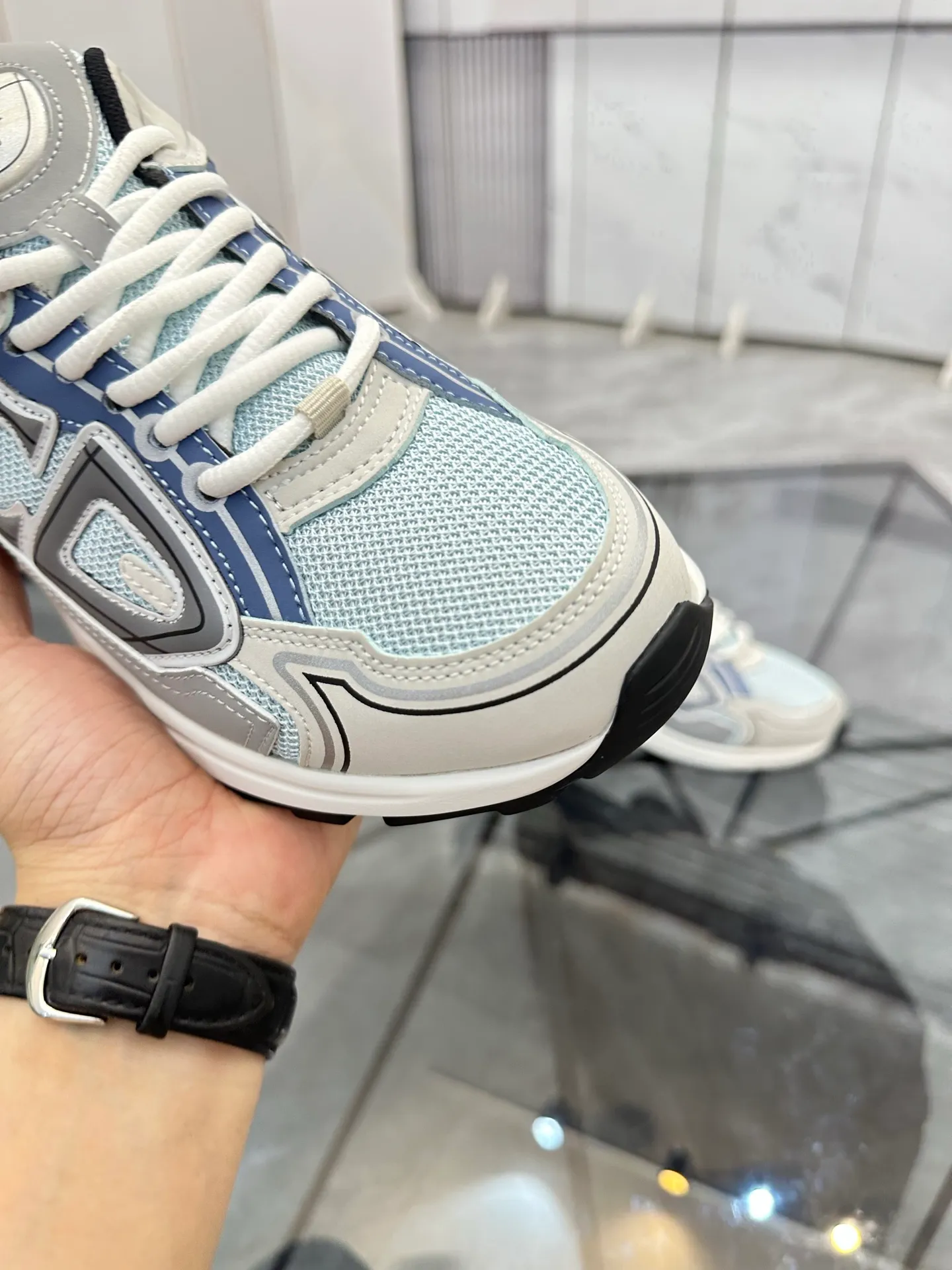 Men's shoes: 💰P400¥ Available in Guangzhou Product trademark: Dior* "Dior*" low-top casual shoes Regular size: 35-46 (can be customized to 47) Couple style Product materials: Upper imported cowhide stitched with original fabric, breathable lining, ultra-light foam original outsole. No.: 007